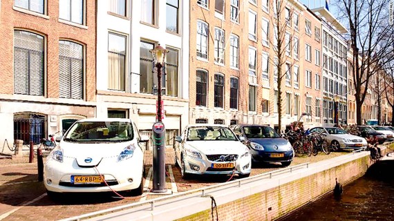 Một điểm sạc xe điện ở Amsterdam