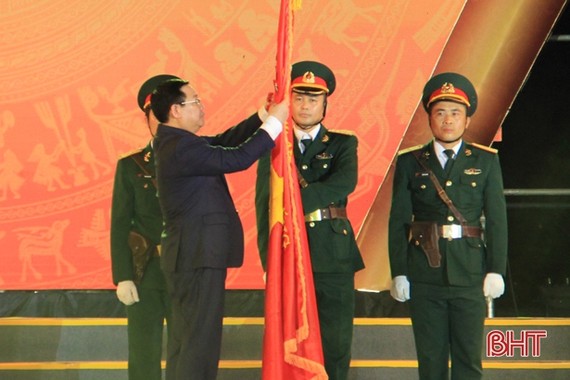 Phó Thủ tướng Chính phủ Vương Đình Huệ trao Huân chương Lao động hạng Nhì. Ảnh: Báo Hà Tĩnh