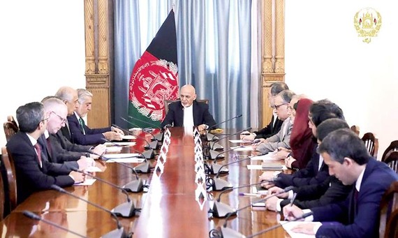 Tổng thống Afghanistan Ashraf Ghani (giữa) trong cuộc gặp với Đặc phái viên Mỹ phụ trách vấn đề Afghanistan Zalmay Khalilzad