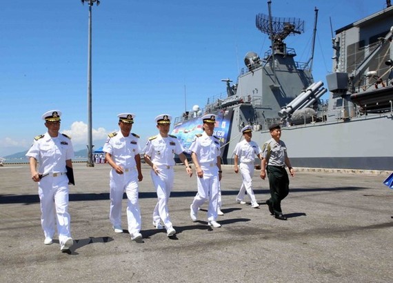 Sỹ quan và thủy thủ tàu Hải quân Hàn Quốc đến thăm thành phố Đà Nẵng. Ảnh: TTXVN