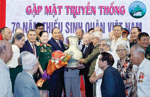 Thủ tướng Nguyễn Xuân Phúc tặng quà các cựu học sinh Trường Thiếu sinh quân Việt Nam
