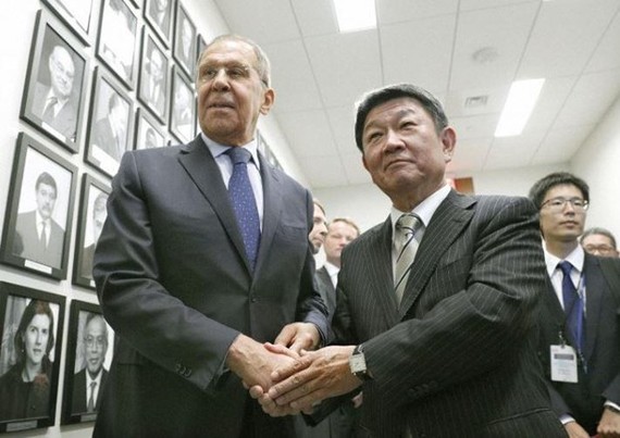 Tân Ngoại trưởng Nhật Bản Toshimitsu Motegi (phải) và người đồng cấp Nga Sergey Lavrov. Nguồn: Kyodo