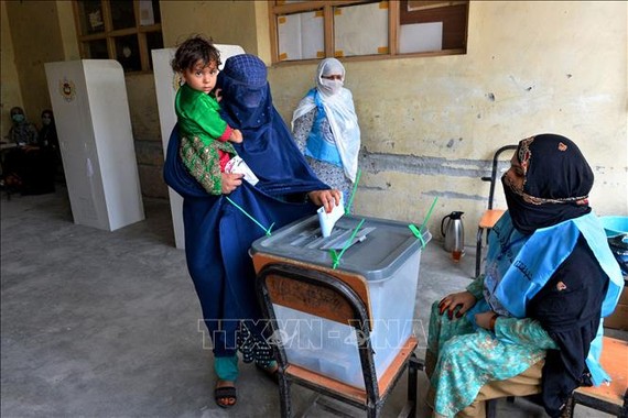 Cử tri Afghanistan bỏ phiếu tại điểm bầu cử Tổng thống ở Jalalabad ngày 28-9-2019. Ảnh: TTXVN