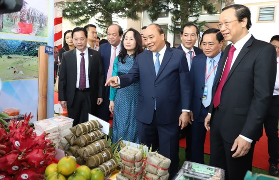 Thủ tướng Nguyễn Xuân Phúc được giới thiệu một số đặc sản của Lạng Sơn