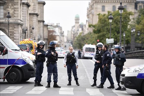 Cảnh sát Pháp phong tỏa hiện trường vụ tấn công bằng dao tại sở cảnh sát thủ đô Paris ngày 3-10-2019. Ảnh: TTXVN