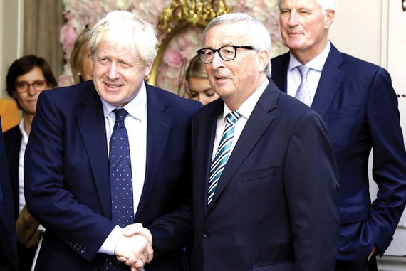 Chủ tịch EC Jean-Claude Juncker (phải) và Thủ tướng Anh Boris Johnson trong một cuộc tiếp xúc hồi tháng 9