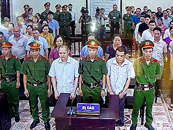 5 bị cáo trong vụ án gian lận điểm thi THPT Quốc gia năm 2018 ở Hà Giang tại phiên tòa xét xử sơ thẩm ngày 18-9