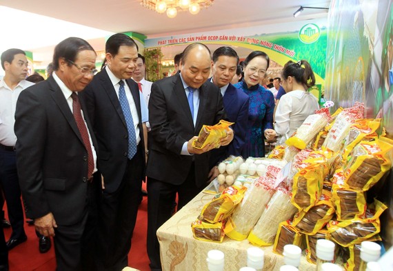 Thủ tướng Nguyễn Xuân Phúc tham quan mô hình và các gian hàng trưng bày sản phẩm nông nghiệp của thành phố Hải Phòng. Ảnh: TTXVN