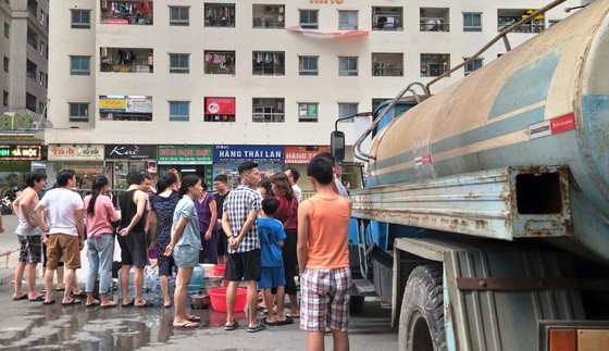 Cư dân chung cư Linh Đàm (Hà Nội) xếp hàng chờ lấy nước sạch từ xe téc