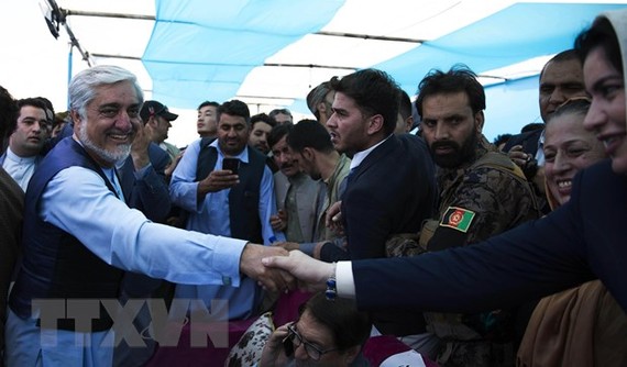 Ứng viên Tổng thống Afghanistan Abdullah Abdullah bên những người ủng hộ trong chiến dịch vận động tranh cử ở tỉnh miền Tây Herat ngày 24-9-2019. Nguồn: THX/TTXVN