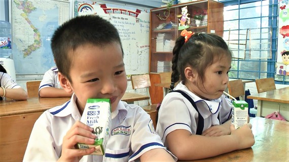 Từ ngày 1-11-2019, hơn 300.000 trẻ em mầm non và học sinh khối lớp 1 các trường tiểu học của 10 quận, huyện trên địa bàn TPHCM sẽ được uống sữa học đường