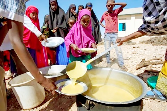 Trẻ em châu Phi nhận bữa ăn tại một trường học thông qua Chương trình WFP. Ảnh: REUTERS