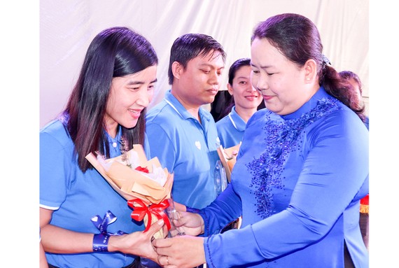 Phó Chủ tịch LĐLĐ TPHCM Lê Thị Kim Thúy trao biểu trưng, huy hiệu Vì sự nghiệp CEP tặng cán bộ nhân viên
