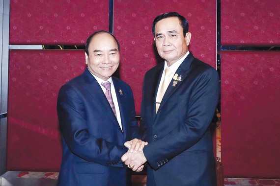 Thủ tướng Nguyễn Xuân Phúc gặp song phương Thủ tướng Thái Lan Prayuth Chan-o-cha. Ảnh: TTXVN