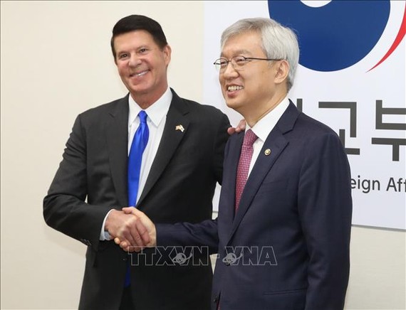 Thứ trướng Bộ Ngoại giao Mỹ Keith Krach (trái) và Thứ trưởng thứ hai Bộ Ngoại giao Hàn Quốc Lee Tae-ho tại Đối thoại kinh tế cấp cao ở Seoul ngày 6-11-2019. Ảnh: Yonhap/TTXVN