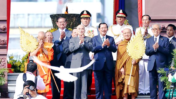 Quang cảnh lễ kỷ niệm Quốc khánh lần thứ 66 của Vương quốc Campuchia
