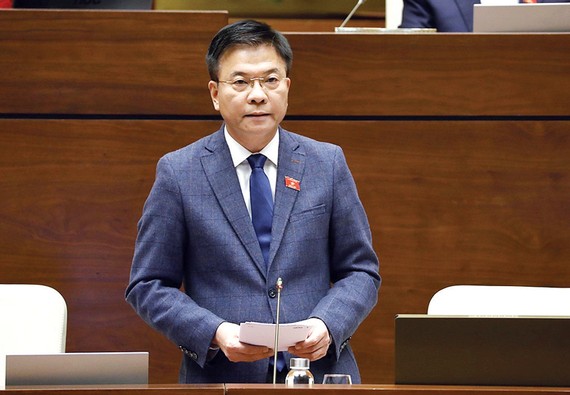 Bộ trưởng Bộ Tư pháp Lê Thành Long giải trình ý kiến của đại biểu Quốc hội Ảnh: TTXVN
