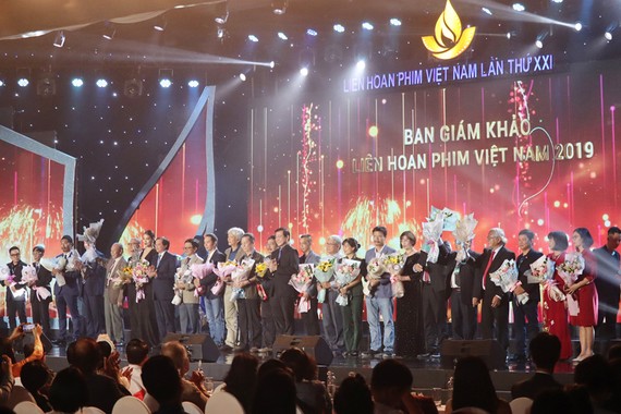 Ban tổ chức tặng hoa các giám khảo của liên hoan phim
