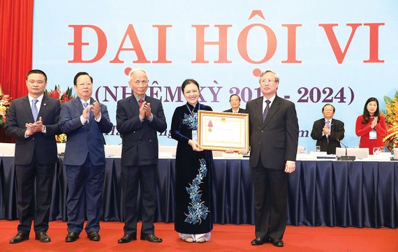 Thường trực Ban Bí thư Trung ương Đảng Trần Quốc Vượng trao Huân chương Lao động hạng nhất của Chủ tịch nước tặng tập thể Liên hiệp các tổ chức hữu nghị Việt Nam. Ảnh: TTXVN