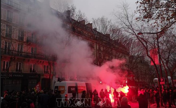 Hàng ngàn người tham gia bãi công phản đối cải cách hưu trí của chính phủ Pháp tại thủ đô Paris, ngày 5-12. Ảnh: THX/TTXVN