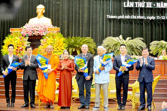 Chủ tịch UBND TPHCM Nguyễn Thành Phong và Phó Bí thư Thành ủy TPHCM Võ Thị Dung với các cá nhân tiêu biểu tham gia giao lưu tại đại hội. Ảnh: NGUYỄN NHÂN