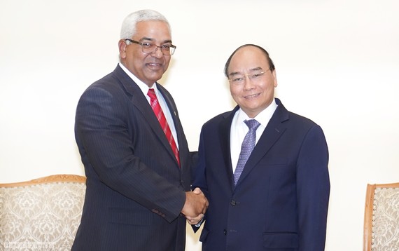 Thủ tướng Chính phủ Nguyễn Xuân Phúc tiếp Bộ trưởng Tư pháp Cuba Oscar Manuel Silvera Martínez. Ảnh: VGP