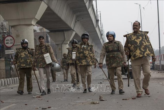 Cảnh sát Ấn Độ được triển khai tại New Delhi ngày 17-12. Ảnh: THX/TTXVN