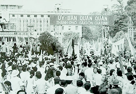 Nhân dân Sài Gòn - Gia Định chào đón Ủy ban Quân quản thành phố sau ngày giải phóng.