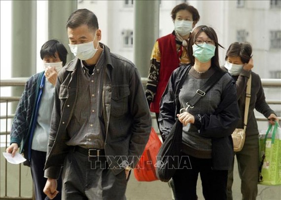 Người dân đeo khẩu trang để ngăn ngừa lây nhiễm hội chứng viêm đường hô hấp cấp (SARS) tại Hong Kong, Trung Quốc. Ảnh: TTXVN