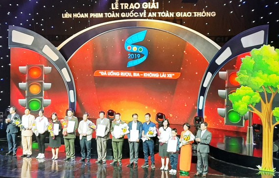 Những tác giải đạt giải tại Liên hoan phim toàn quốc về an toàn giao thông năm 2019. Ảnh: Vietnam+