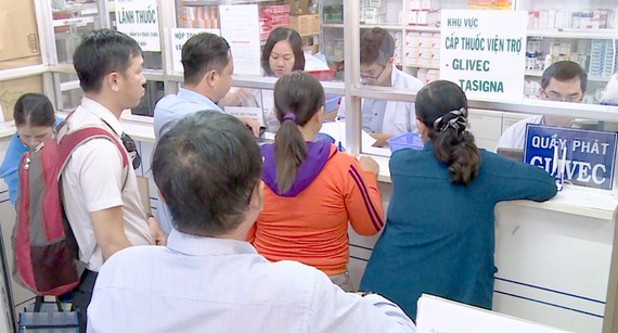 Người dân mua thuốc tại Bệnh viện Truyền máu - Huyết học TPHCM