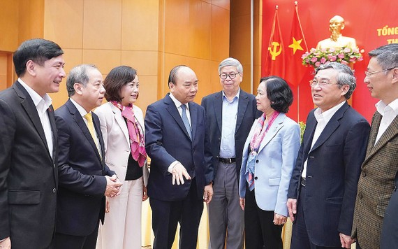 Thủ tướng Nguyễn Xuân Phúc gặp gỡ các đại biểu dự hội nghị. Ảnh: VIẾT CHUNG