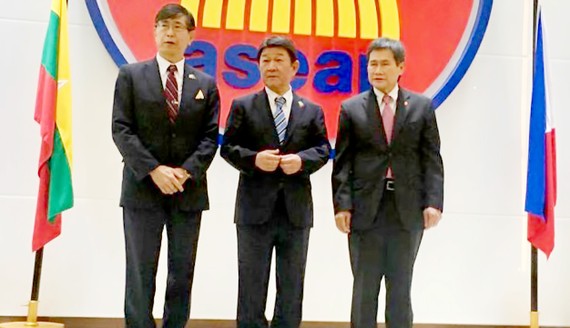 Ngoại trưởng Nhật Bản Toshimitsu Motegi (giữa) cùng Tổng thư ký ASEAN Dato Lim Jock Hoi (phải) và Đại sứ Nhật Bản tại ASEAN Chiba Akira
