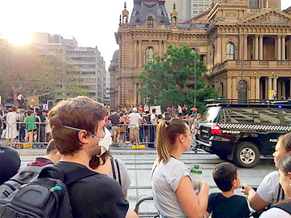 Người dân Sydney mang khẩu trang chống bụi mịn ra đường. Ảnh: VÂN PHAN