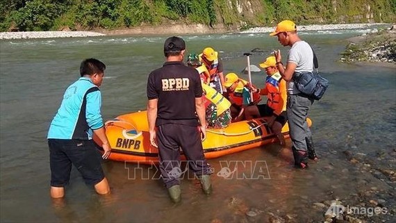 Lực lượng cứu hộ tìm kiếm nạn nhân sau vụ sập cầu tại thị trấn Kaur, trên đảo Sumatra, Indonesia ngày 20/1/2020. Ảnh: AP/TTXVN