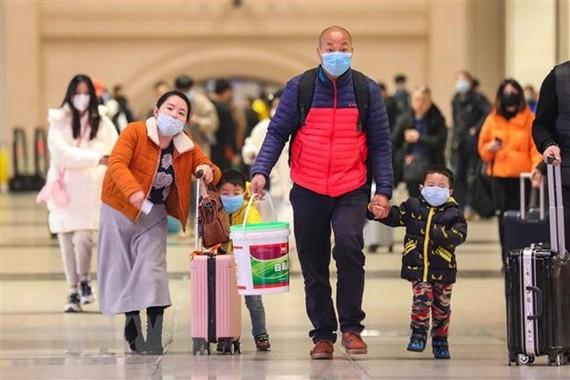 Hành khách đeo khẩu trang khi di chuyển tại một nhà ga ở Hồ Bắc, Trung Quốc để phòng tránh lây nhiễm dịch bệnh viêm phổi do virus corona ngày 21-1-2020. Nguồn: AFP/TTXVN