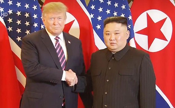Tổng thống Donald Trump và Chủ tịch Kim Jong-un bắt tay tại Hà Nội ở Hội nghị Thượng đỉnh Mỹ - Triều Tiên lần 2
