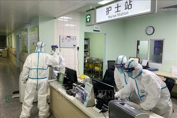 Nhân viên y tế mặc trang phục bảo hộ khi làm việc tại một bệnh viện ở Vũ Hán, tỉnh Hồ Bắc, Trung Quốc ngày 22-1-2020. Ảnh: AFP/TTXVN