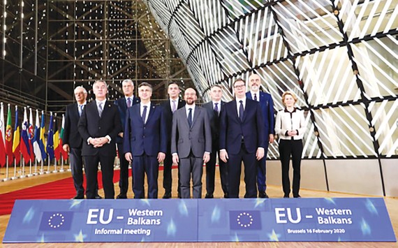 Lãnh đạo EU và các nhà lãnh đạo 6 quốc gia, vùng lãnh thổ khu vực Tây Balkan tại cuộc họp. Ảnh: MENAFN