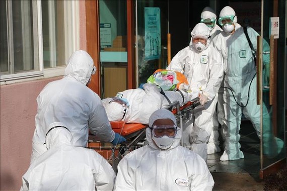 Nhân viên y tế chuyển bênh nhân nghi nhiễm Covid-19 tại Cheongdo, cách thủ đô Seoul của Hàn Quốc 320km về phía đông nam, ngày 21-2-2020. Ảnh: Yonhap/TTXVN