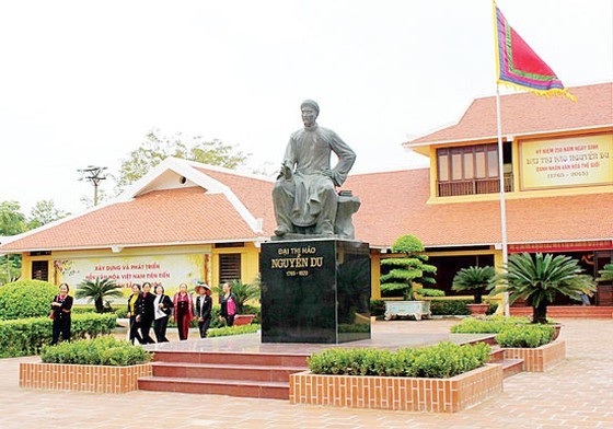 Người dân về Di tích quốc gia đặc biệt Khu lưu niệm Đại thi hào Nguyễn Du