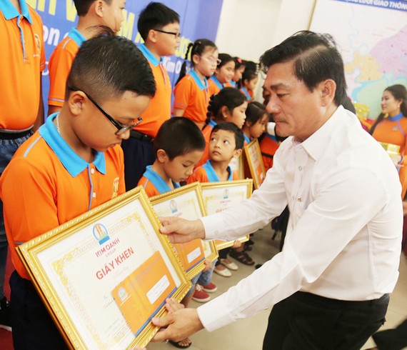 Đại diện Công ty Kim Oanh trong 1 lần trao học bổng cho các em học sinh