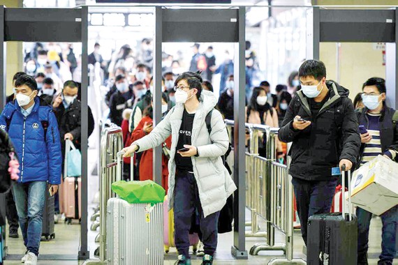 Người dân Vũ Hán, Trung Quốc đến ga tàu điện ngầm