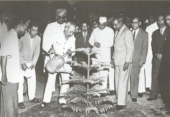Chủ tịch Hồ Chí Minh trồng cây ở bang Bangalore trong chuyến thăm Ấn Độ, ngày 11-2-1958. Ảnh: Tư liệu