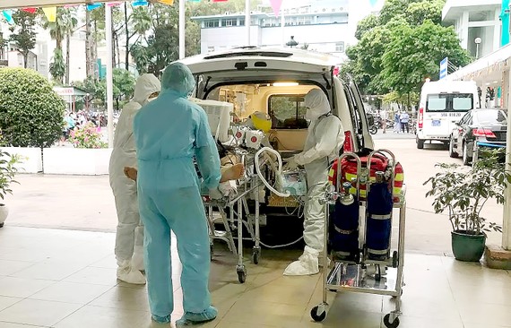 Các bác sĩ Bệnh viện Chợ Rẫy đưa bệnh nhân thứ 91 về phòng điều trị
