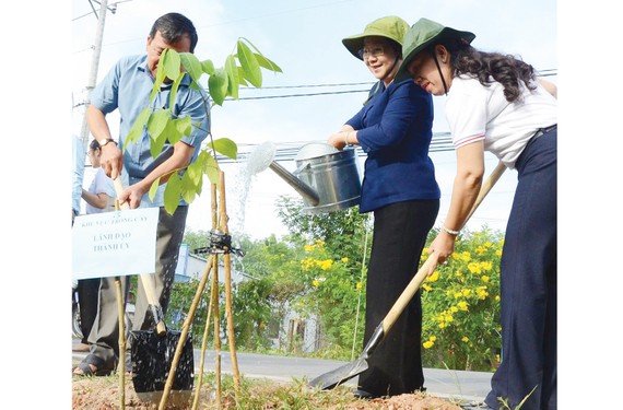 Phó Bí thư Thành ủy TPHCM Võ Thị Dung (giữa) trồng cây tại lễ phát động. Ảnh: THÁI PHƯƠNG