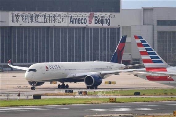 Máy bay thuộc Hãng hàng không Delta Airlines của Mỹ tại sân bay Bắc Kinh, Trung Quốc ngày 25-7-2018. Ảnh: AFP/TTXVN