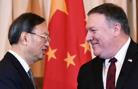 Ông Mike Pompeo (phải) và ông Dương Khiết Trì gặp gỡ tại Washington, tháng 11-2018. Ảnh: MandelNgan