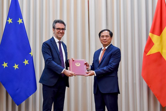 Việt Nam trao công hàm cho EU thông báo quyết định của Quốc hội phê chuẩn EVFTA, EVIPA. Ảnh: VGP