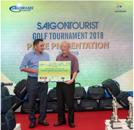 Ông Phạm Huy Bình (trái) trong sự kiện từ thiện cộng đồng do Saigontourist Group tổ chức